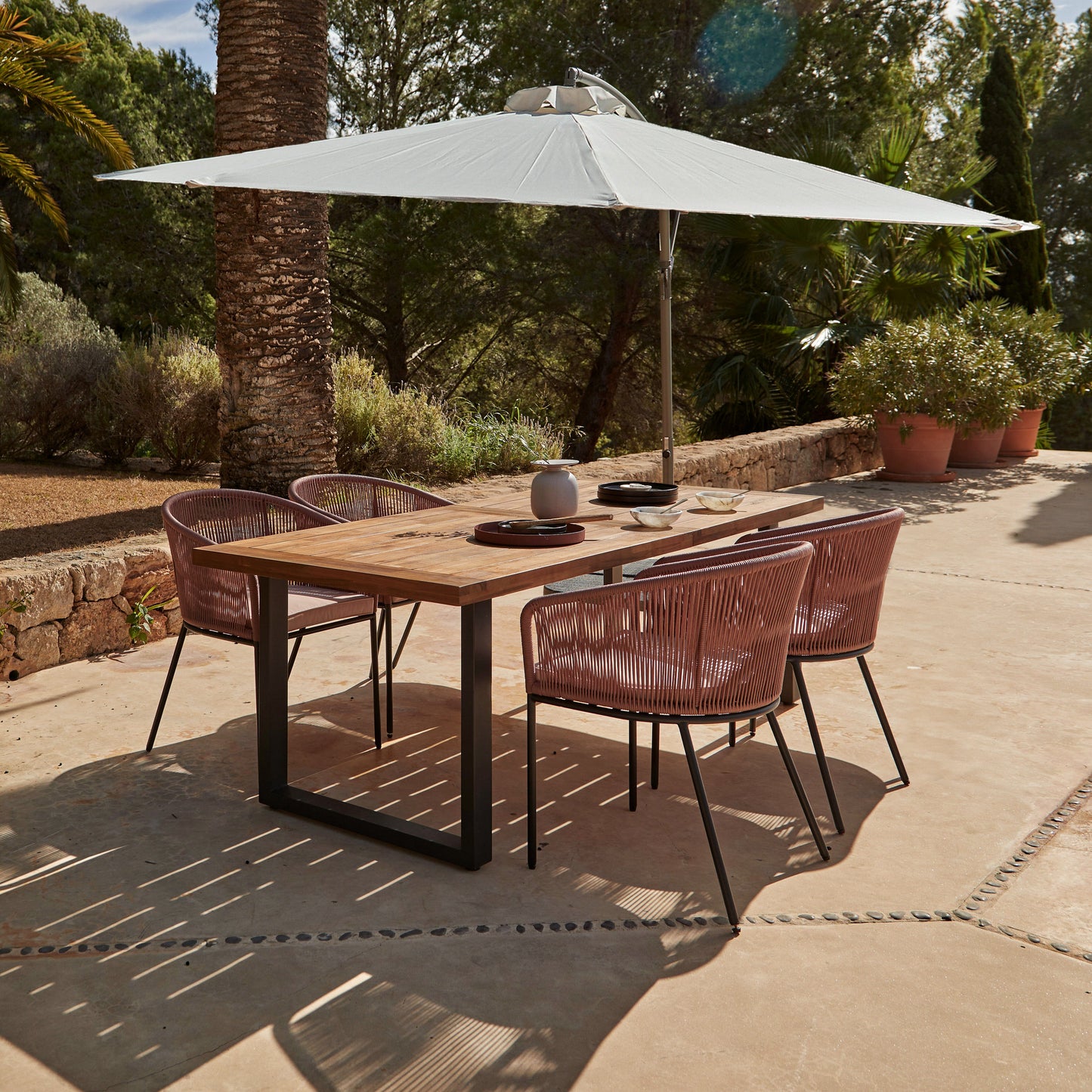 Hali 4 Seater Wooden Outdoor Dining Set with Hali Pink Chairs & Cream Lean Over Parasol - 175cm
