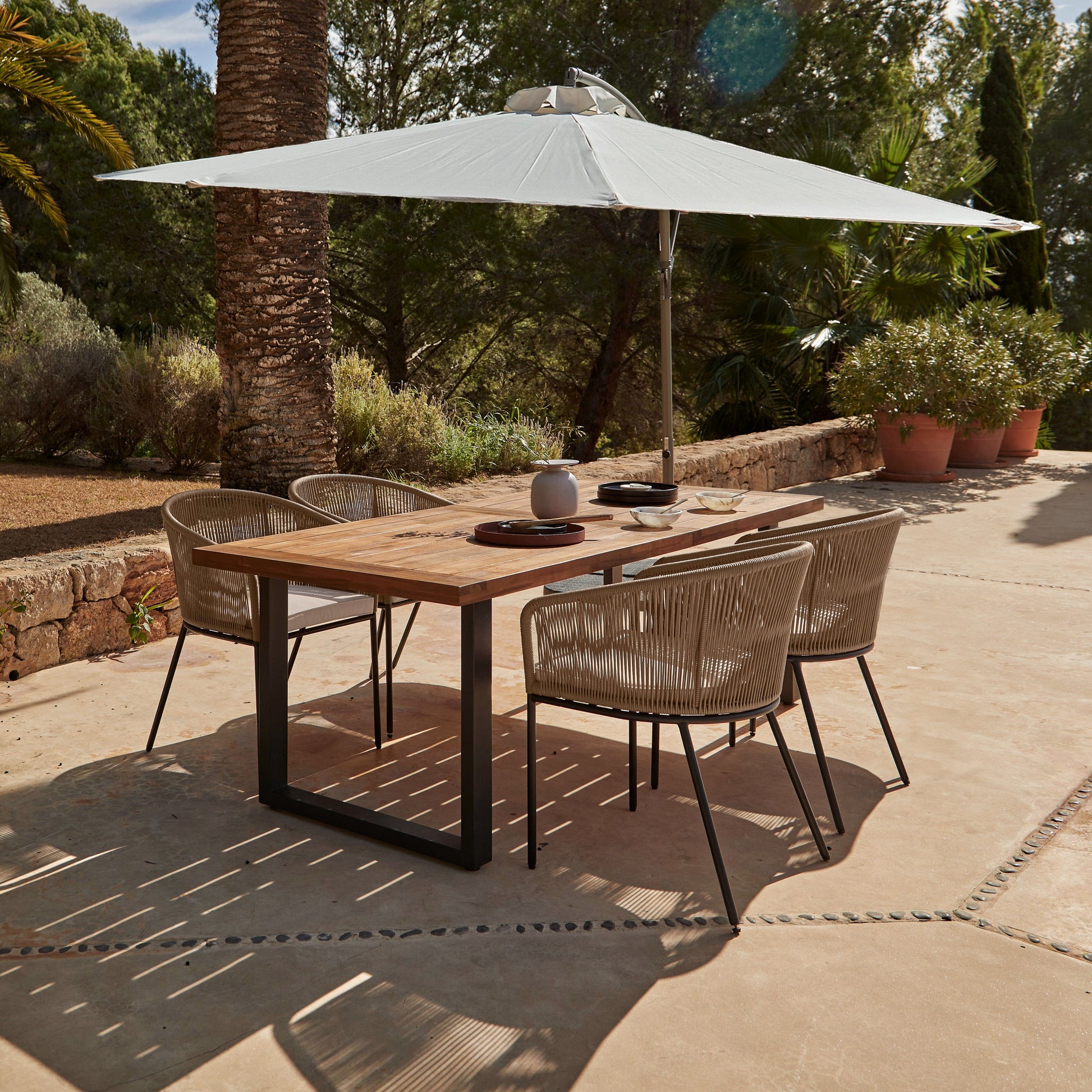 Hali 4 Seater Wooden Outdoor Dining Set with Hali Natural Chairs & Cream Lean Over Parasol - 175cm